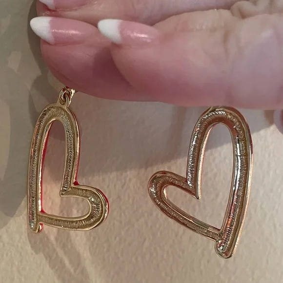 ‼️SOLD‼️Red Heart Dangle Earrings - Picture 5 of 6